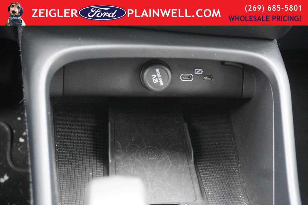 Used 2024 Volvo XC40 B5 Core image 24