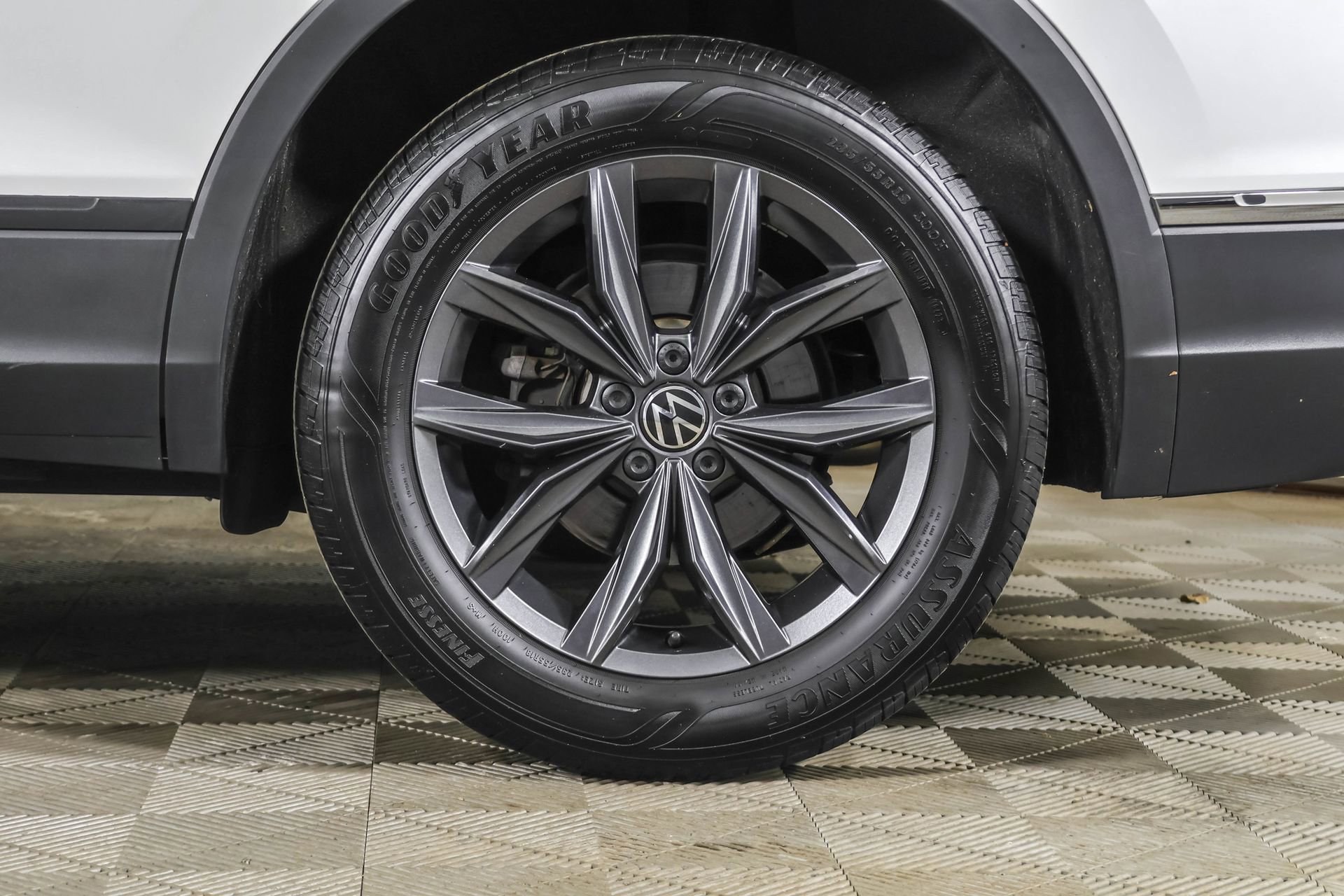 Used 2023 Volkswagen Tiguan SE AWD/4WD image 20