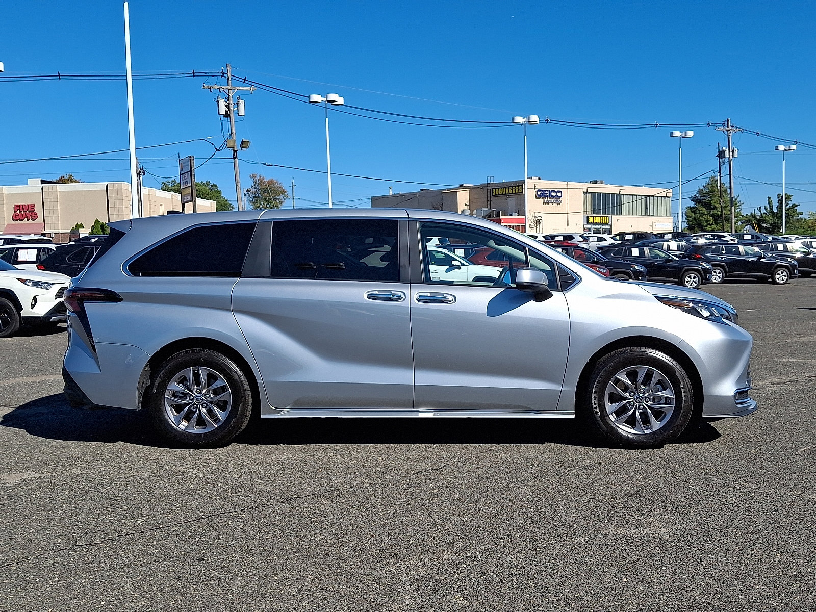 Certified 2024 Toyota Sienna XLE image 8