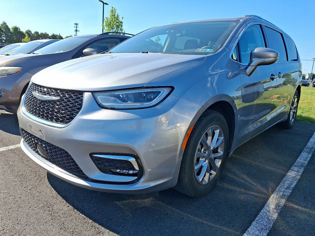 Used 2021 Chrysler Pacifica Touring-L FWD image 3