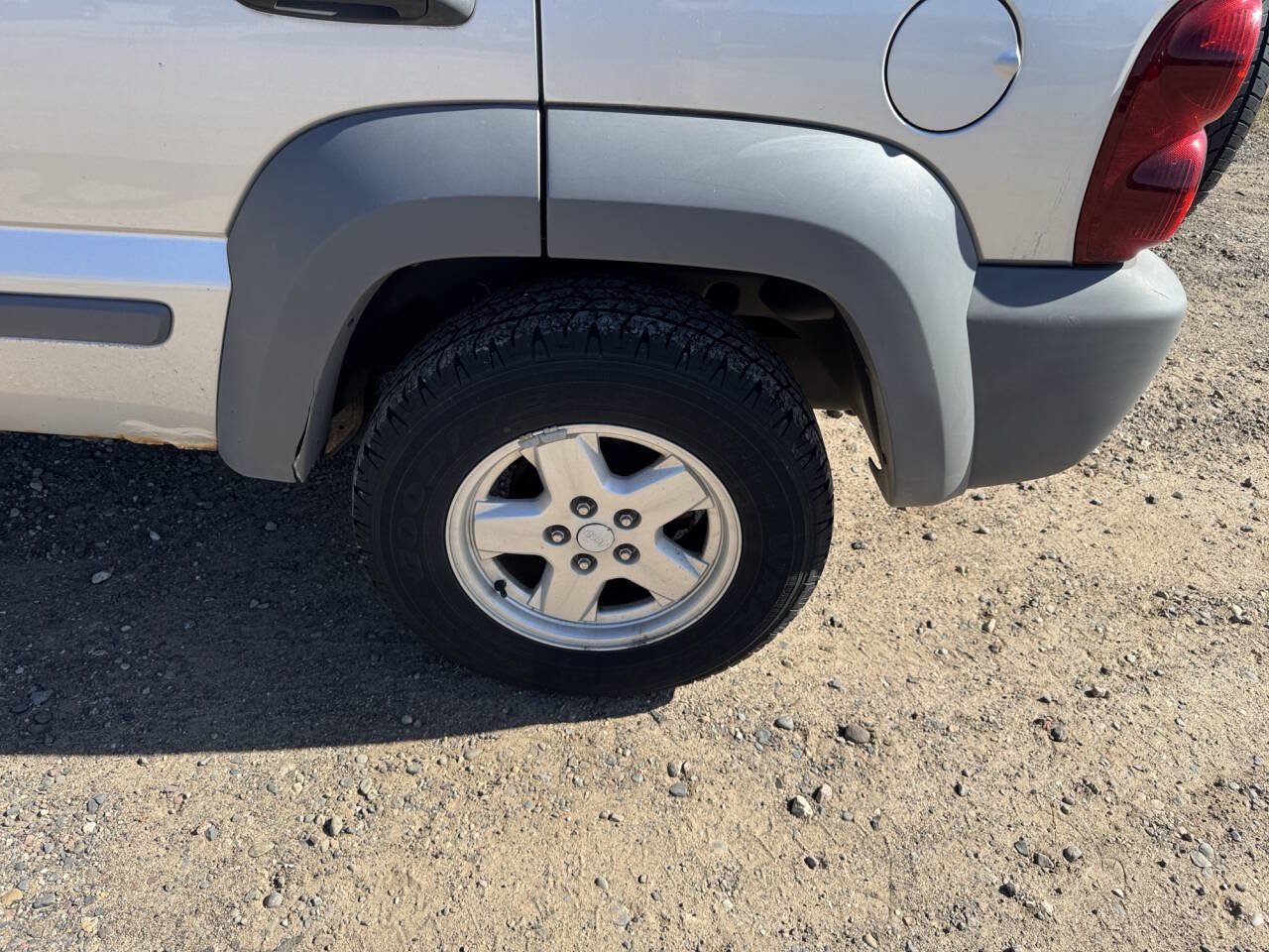 Used 2005 Jeep Liberty Sport AWD/4WD image 10