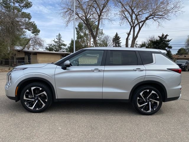 Used 2024 Mitsubishi Outlander SE image 2