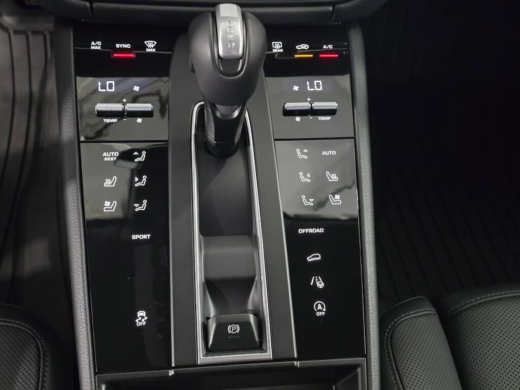 Certified 2025 Porsche Macan image 17