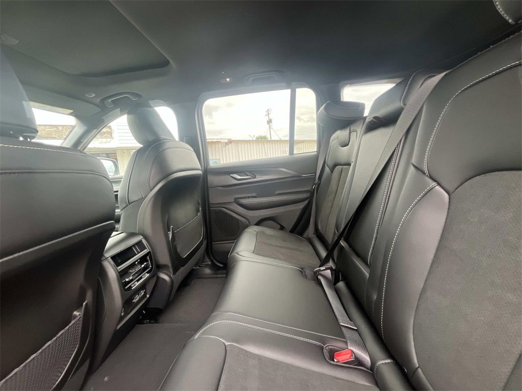 New 2025 Jeep Grand Cherokee Altitude image 11