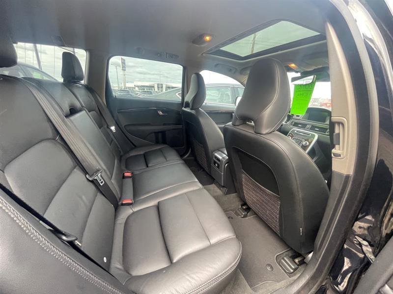 Used 2016 Volvo XC70 T5 Premier w/ Proximity Package FWD image 12
