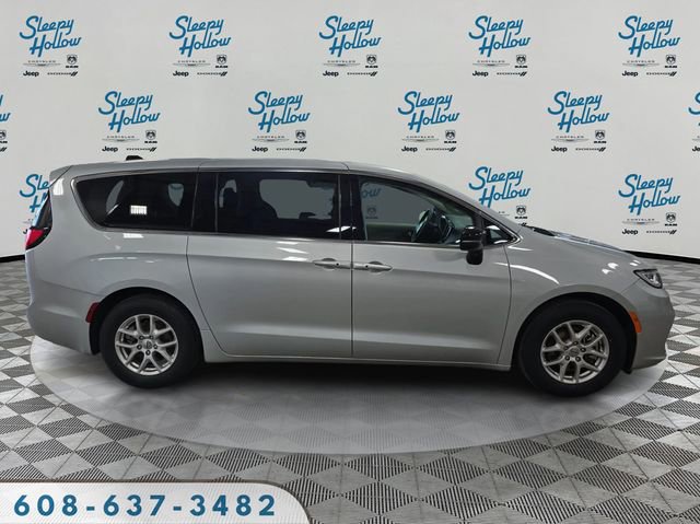 Used 2024 Chrysler Pacifica Touring-L image 4