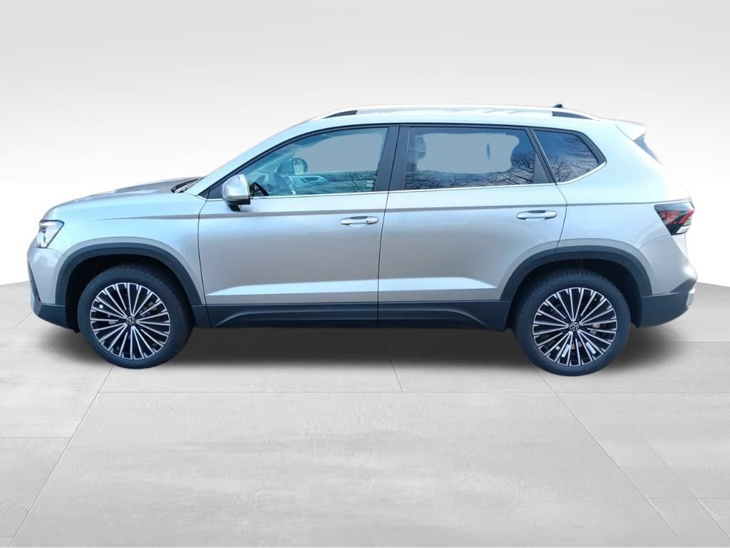 Used 2025 Volkswagen Taos SE image 2