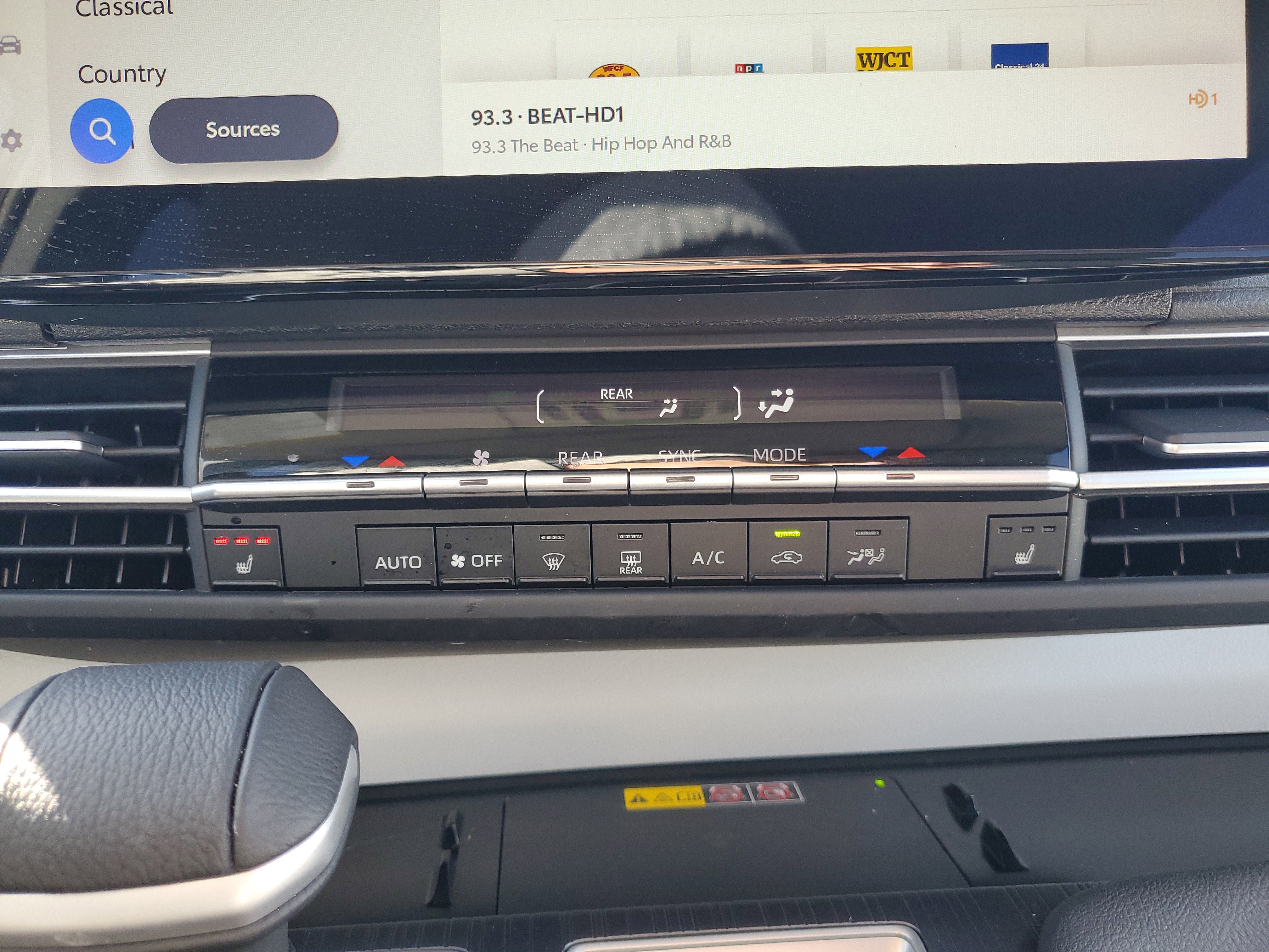 Used 2025 Toyota Sienna XLE image 34