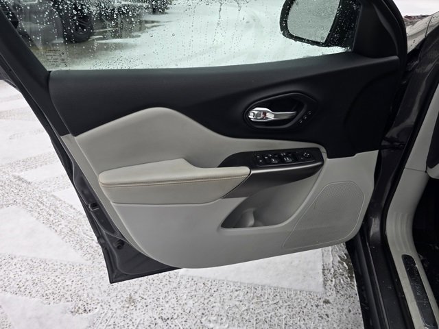 Used 2019 Jeep Cherokee Limited image 9