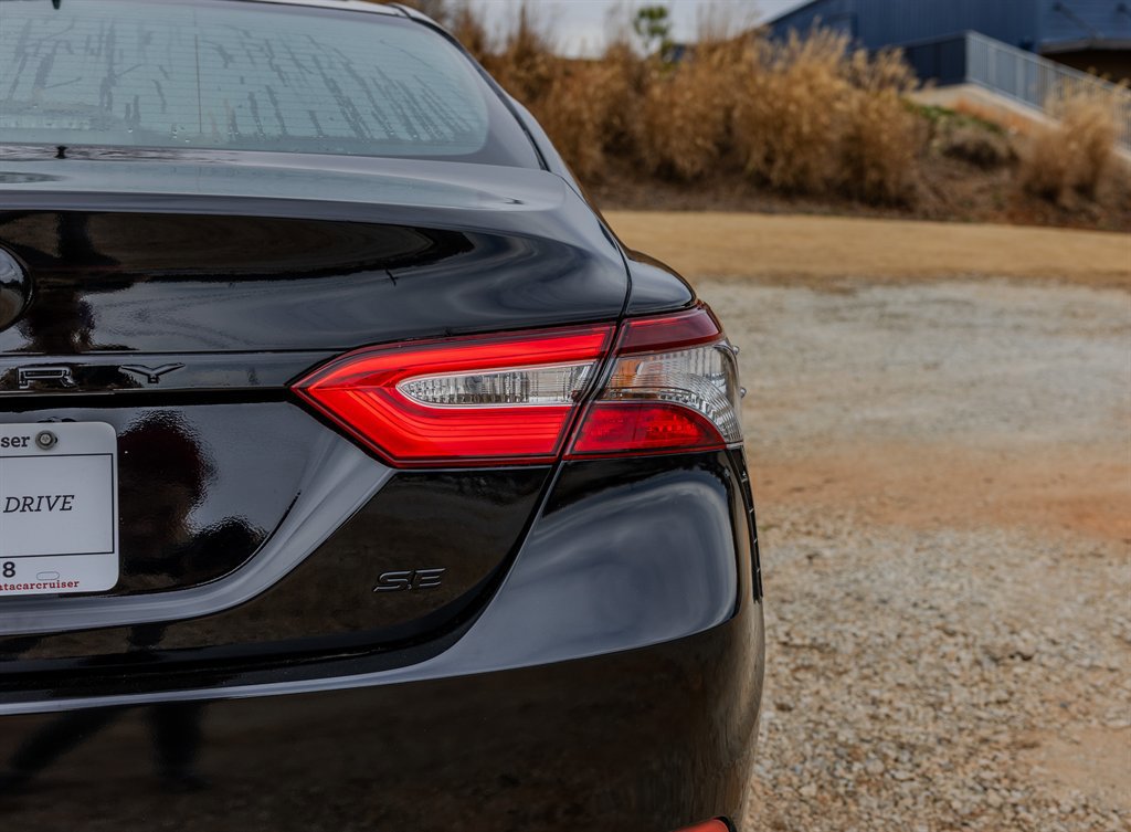 Used 2021 Toyota Camry SE image 9