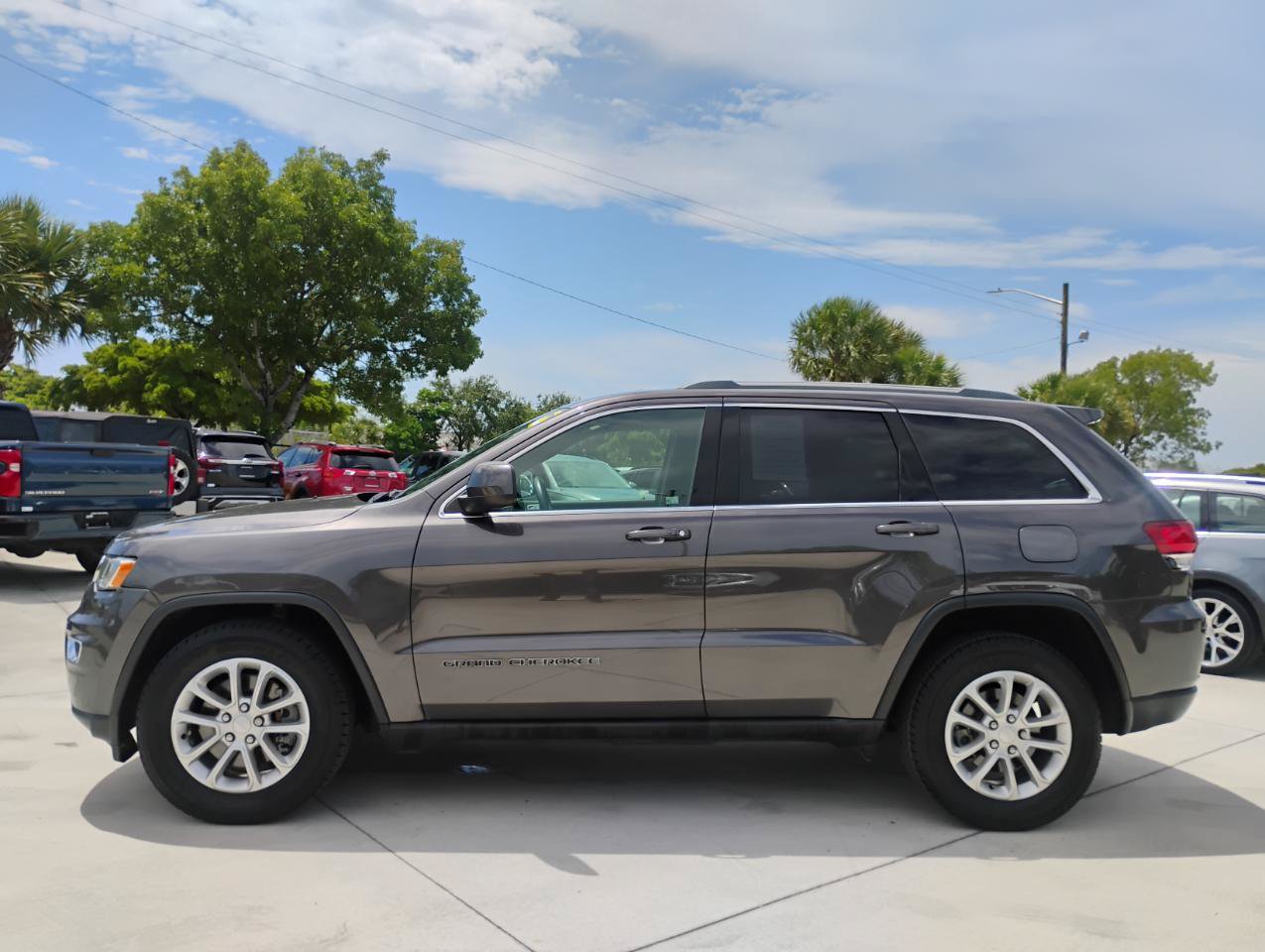 Used 2021 Jeep Grand Cherokee Laredo RWD image 2