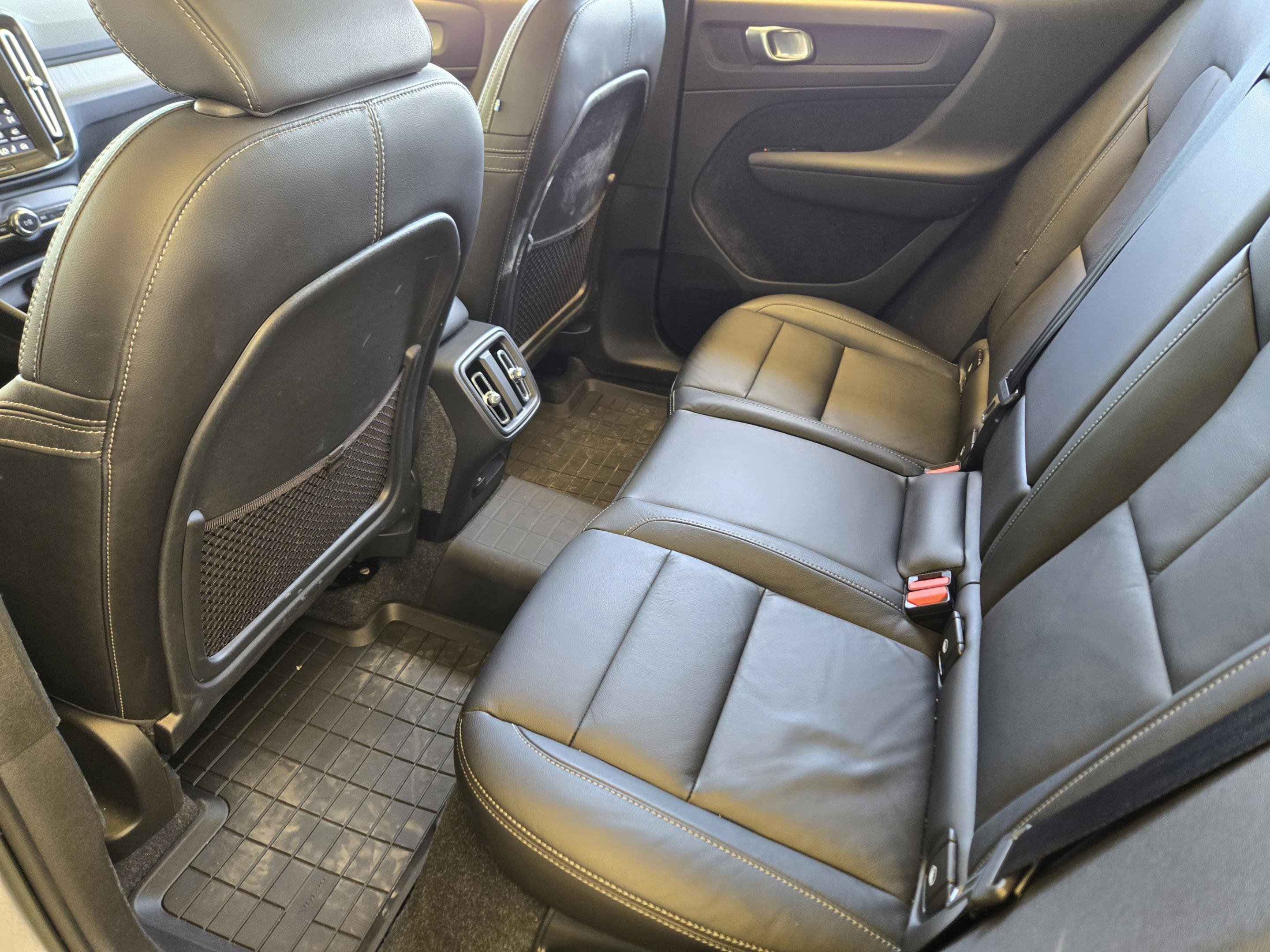 Used 2023 Volvo XC40 B5 Plus image 39