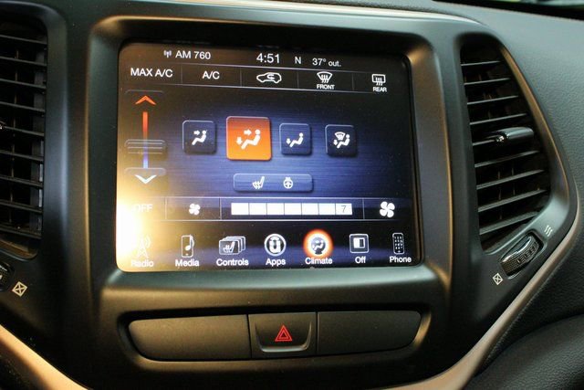 Used 2016 Jeep Cherokee Latitude w/ Cold Weather Group FWD image 24