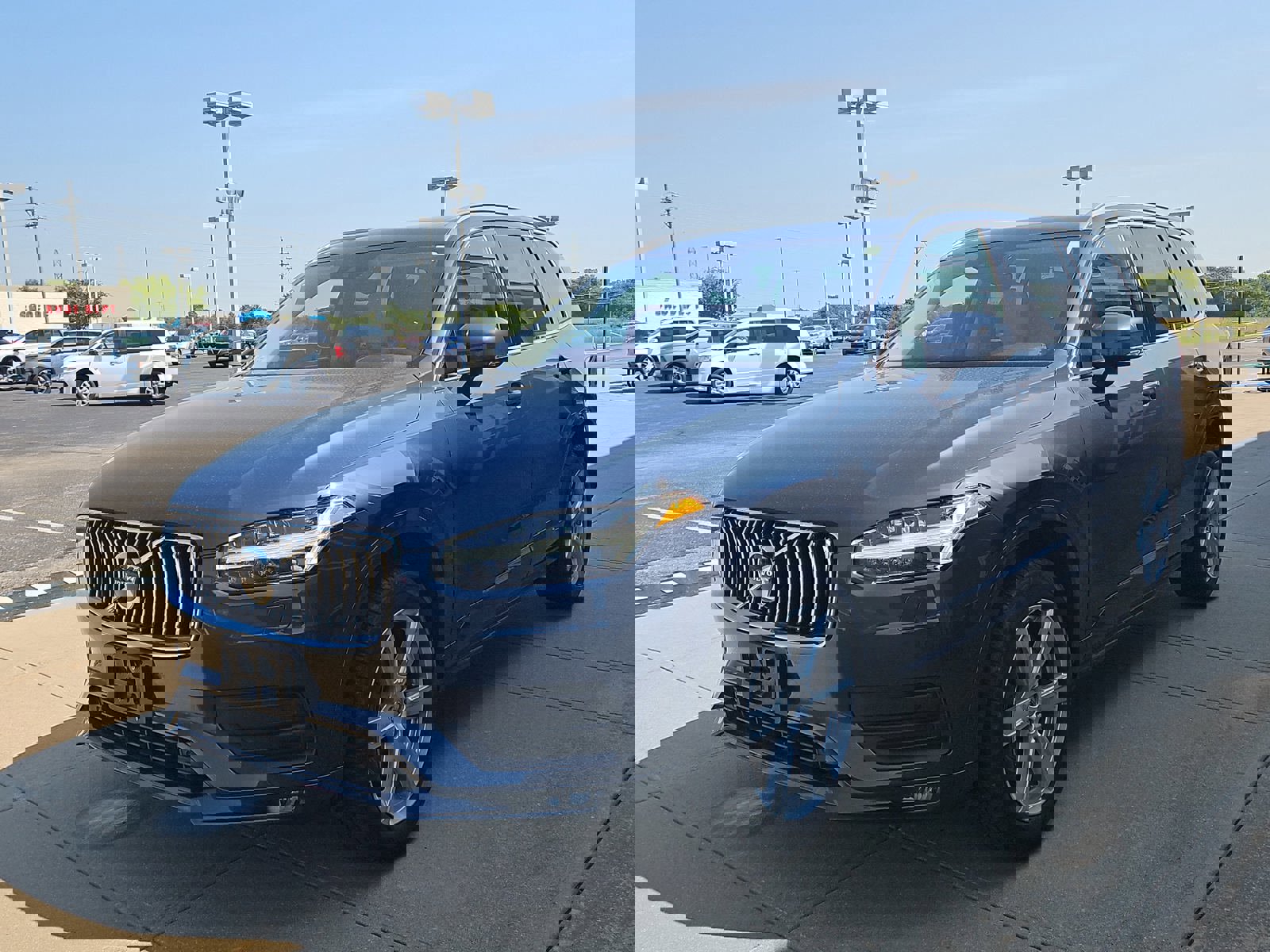 Used 2021 Volvo XC90 T6 Momentum image 2