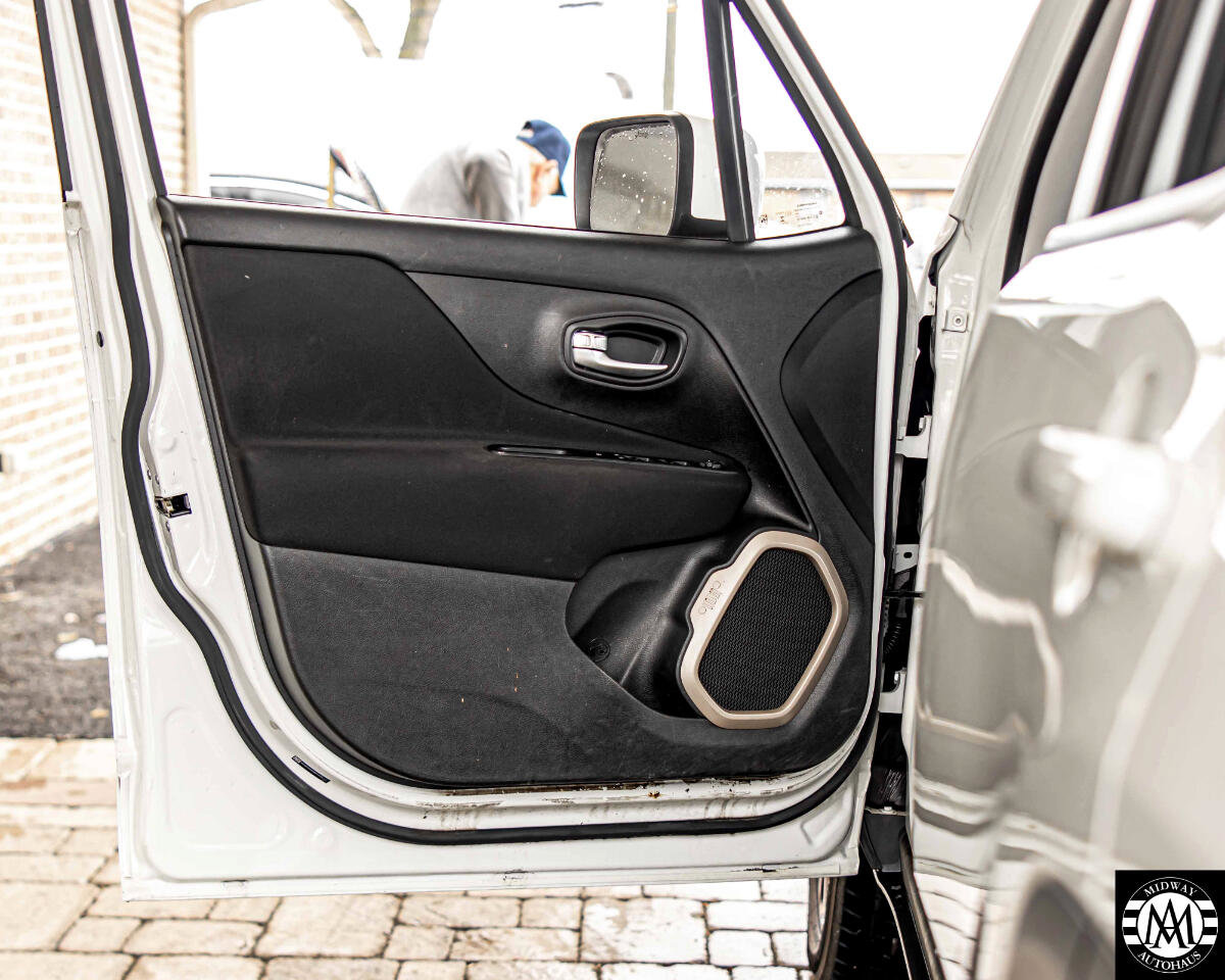 Used 2015 Jeep Renegade Latitude w/ Cold Weather Group II image 27