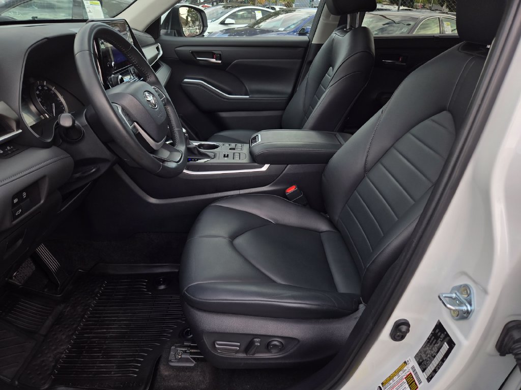 Used 2024 Toyota Highlander XLE AWD/4WD image 19