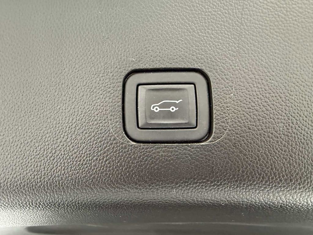 Used 2023 Chevrolet Traverse RS image 32