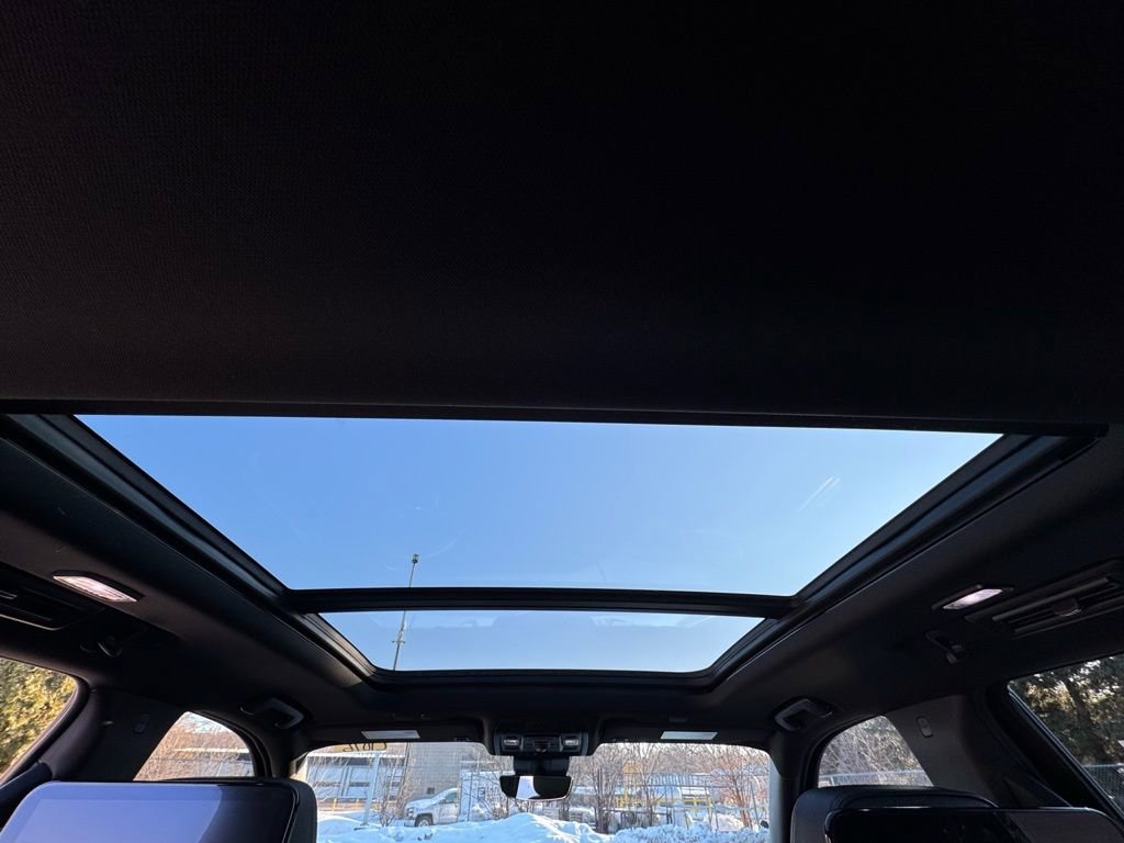 Used 2023 GMC Yukon Denali w/ Denali Reserve Package image 31