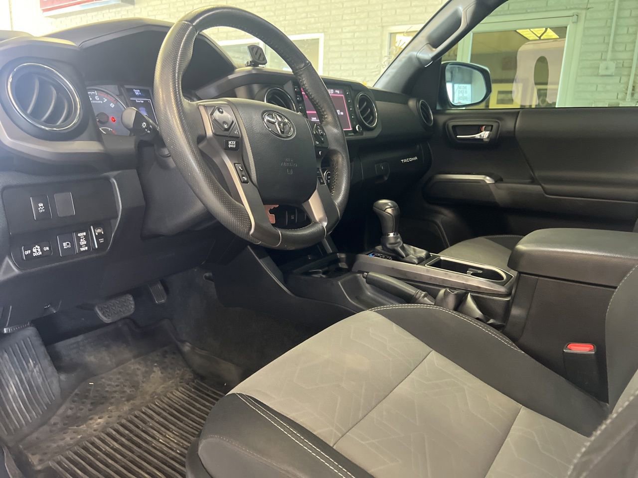 Used 2020 Toyota Tacoma TRD Sport AWD/4WD image 9