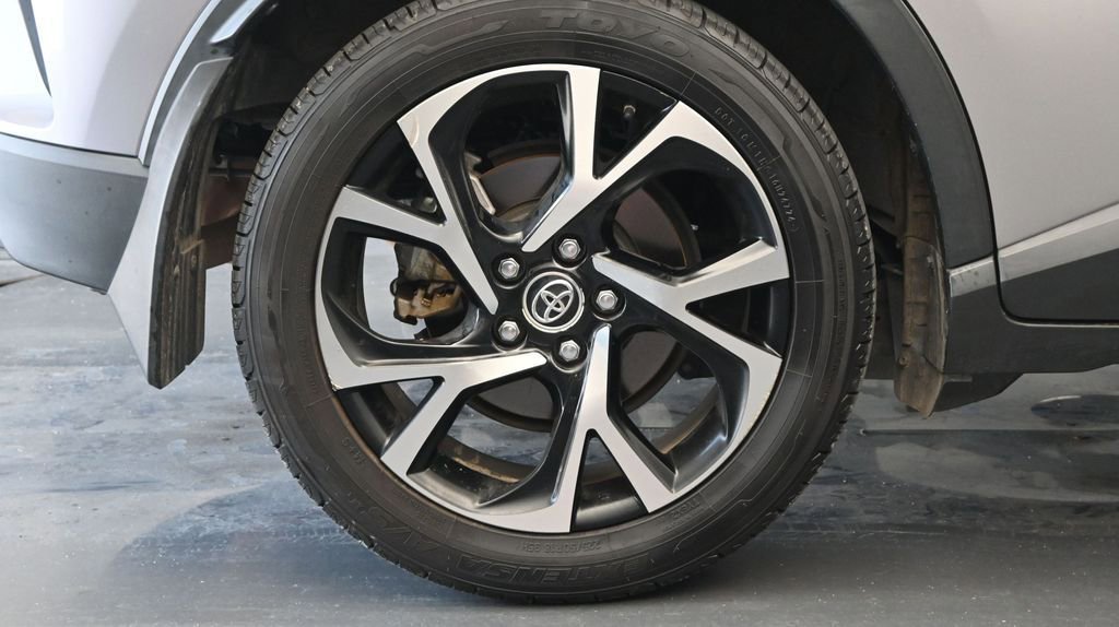 Used 2019 Toyota C-HR Limited FWD image 9