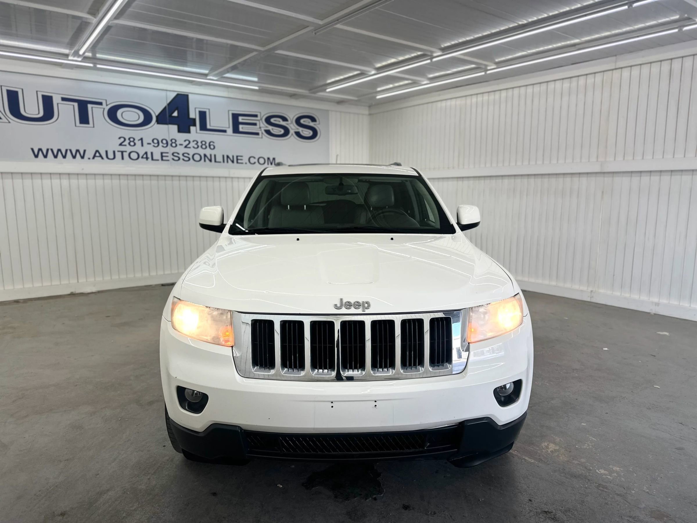 Used 2011 Jeep Grand Cherokee Laredo RWD image 2
