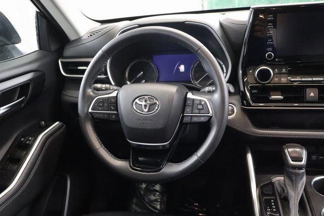 Used 2021 Toyota Highlander XLE AWD/4WD image 15