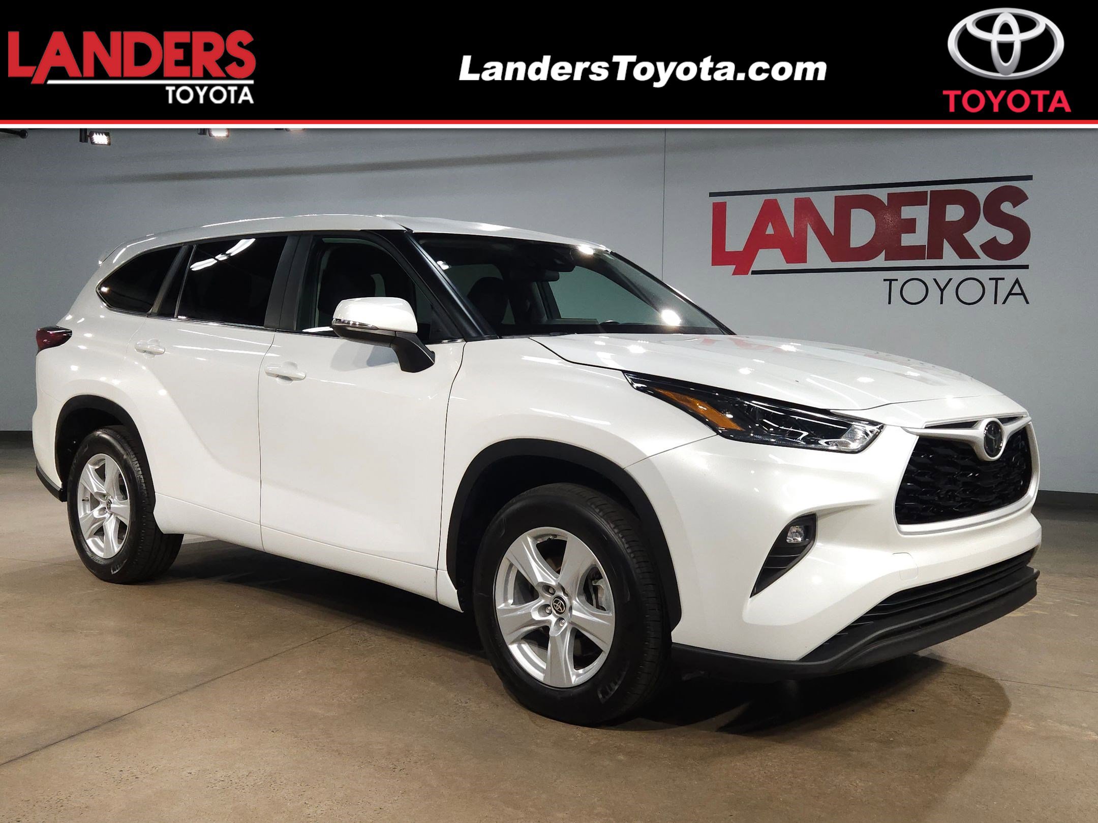 Certified 2025 Toyota Highlander LE FWD image 1