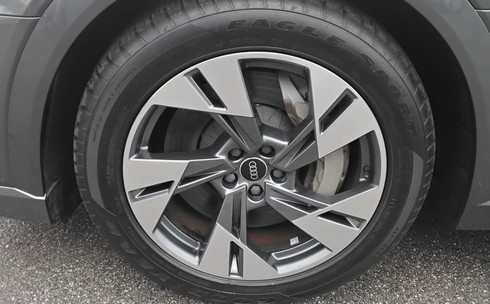 Used 2021 Audi e-tron Prestige w/ Prestige Package image 13