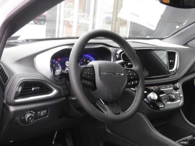 New 2026 Chrysler Pacifica Limited image 14