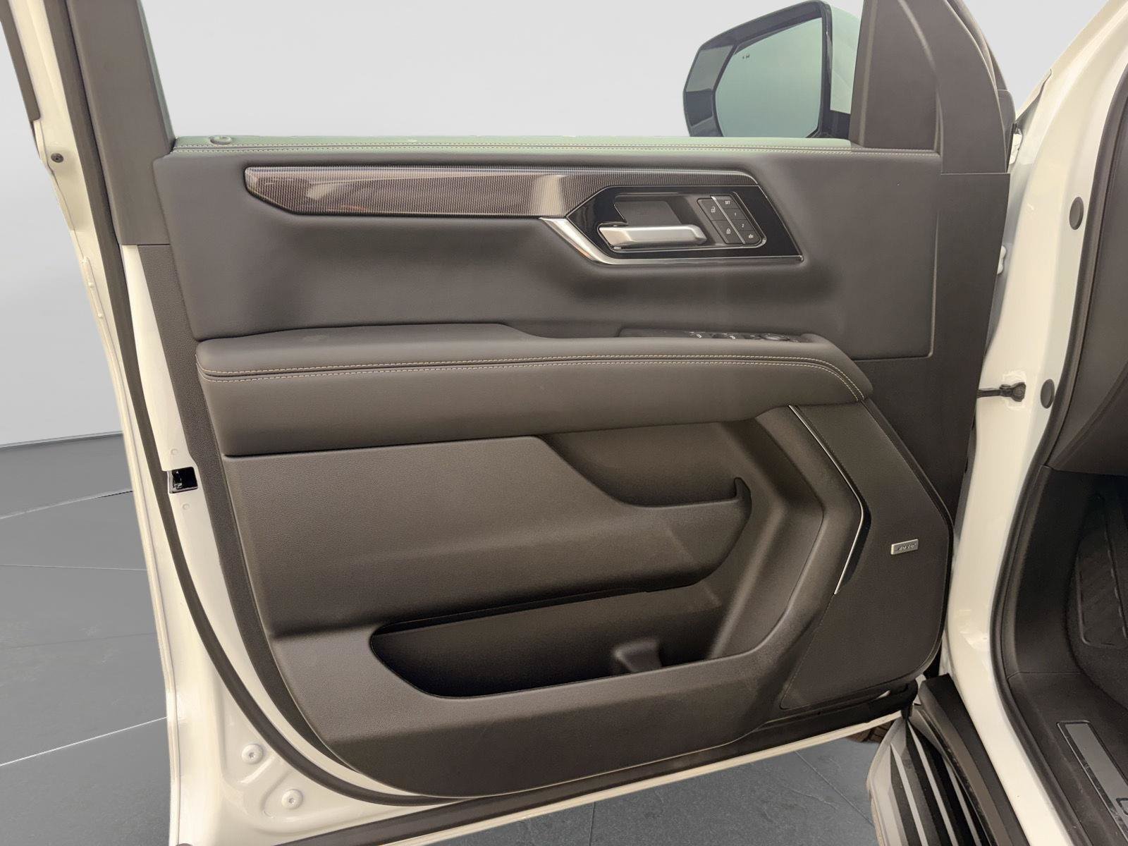 Used 2026 GMC Yukon Elevation w/ Elevation Premium Package AWD/4WD image 9