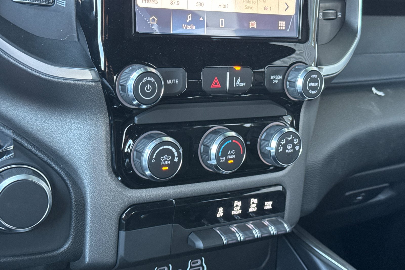 New 2026 RAM 1500 Express AWD/4WD image 18