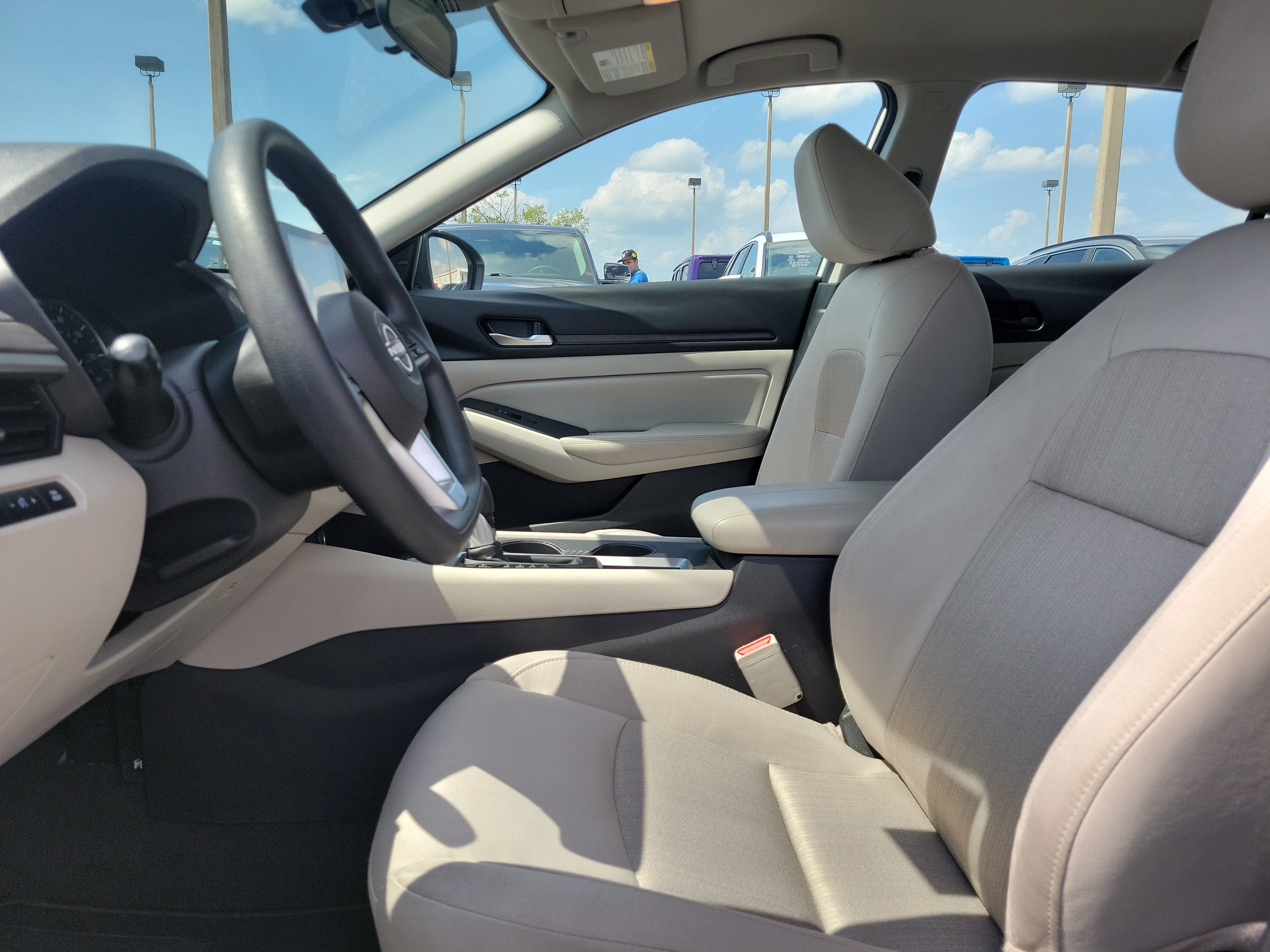 Used 2025 Nissan Altima 2.5 SV FWD image 14