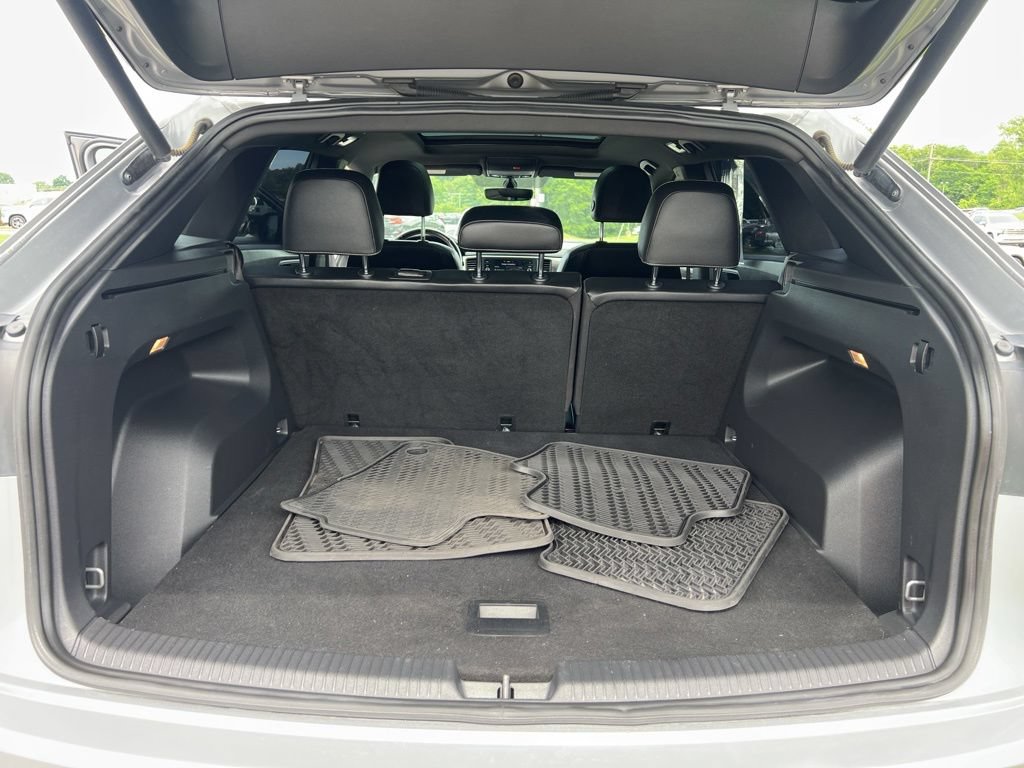 Used 2020 Volkswagen Atlas Cross Sport SE w/ Panoramic Sunroof Package FWD image 11