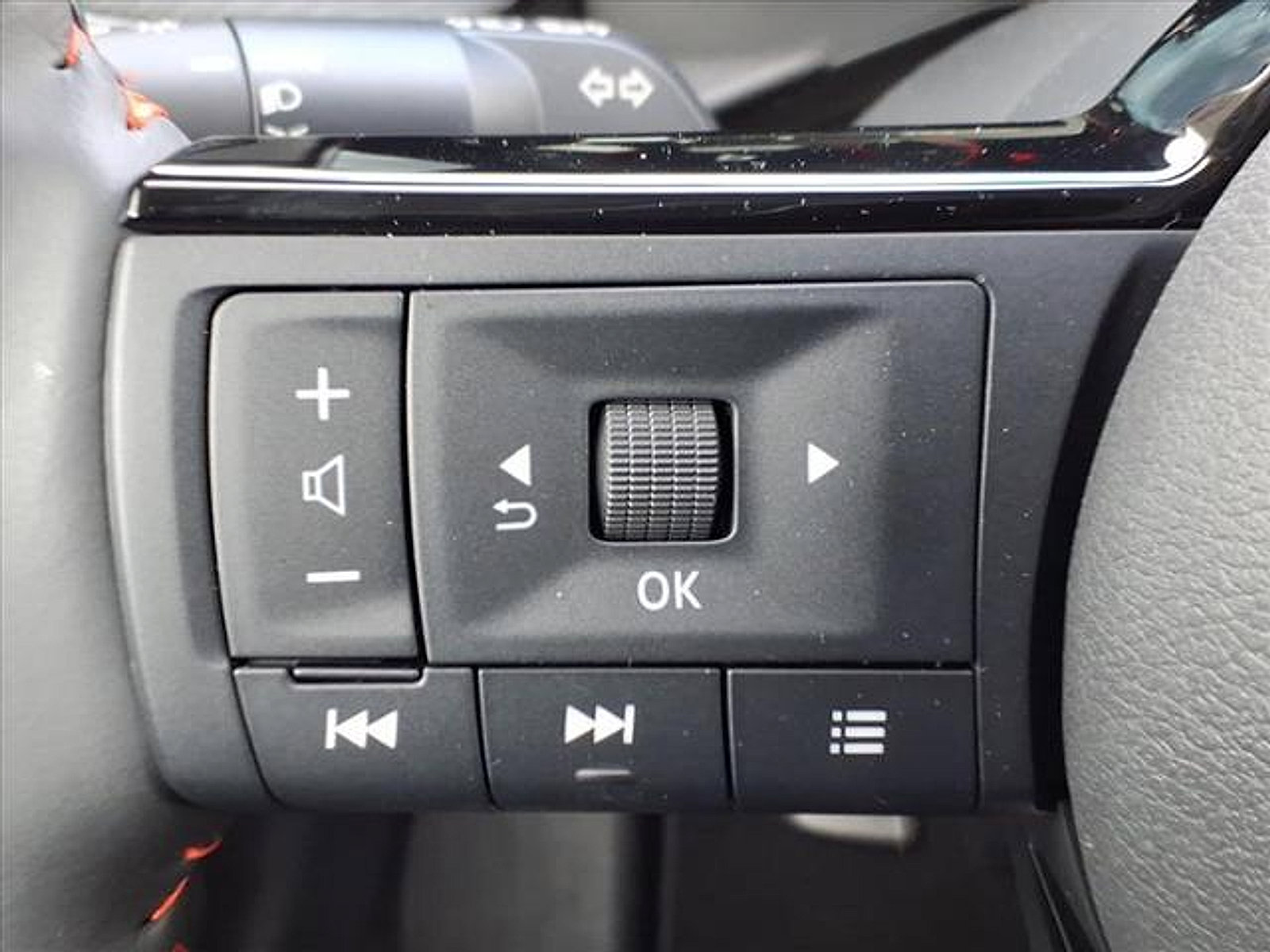 Used 2025 Nissan Kicks SR image 29