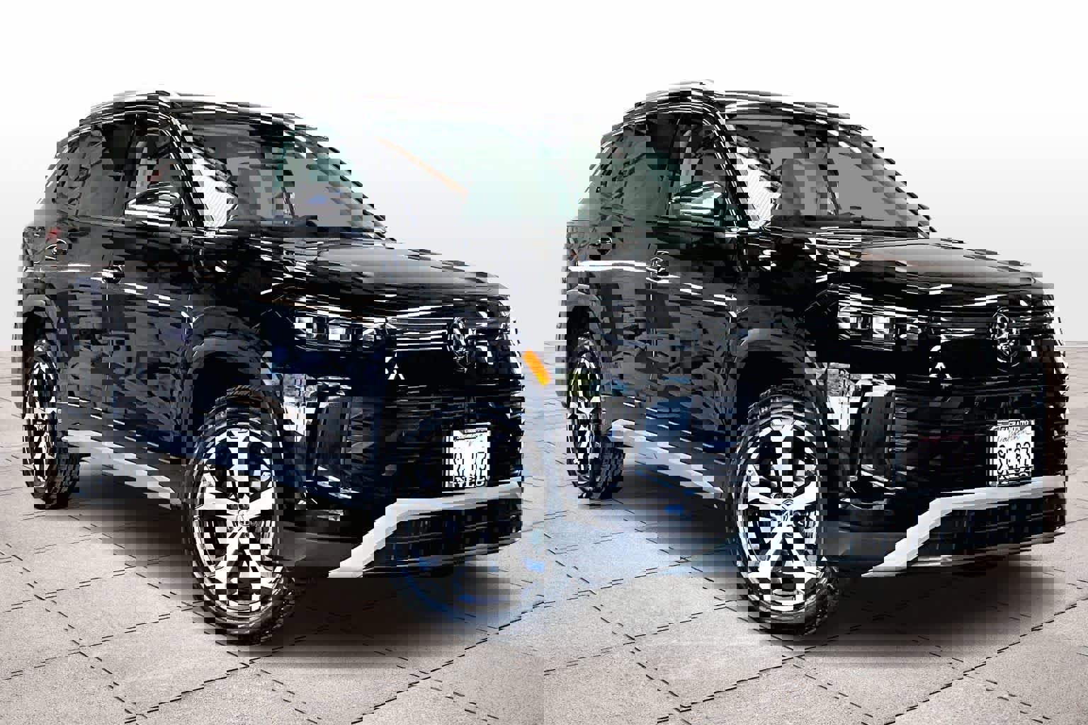 Used 2025 Volkswagen Tiguan SE image 2