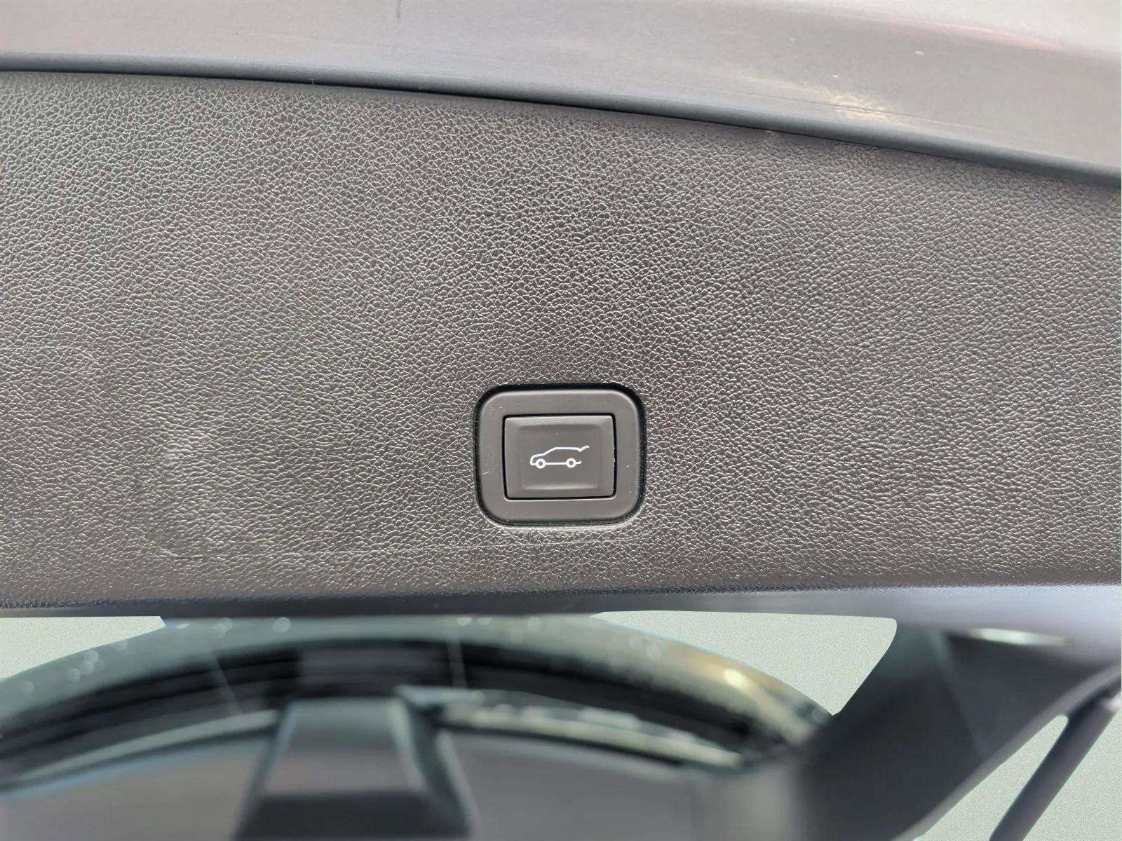 Used 2025 Cadillac XT6 Premium Luxury image 21