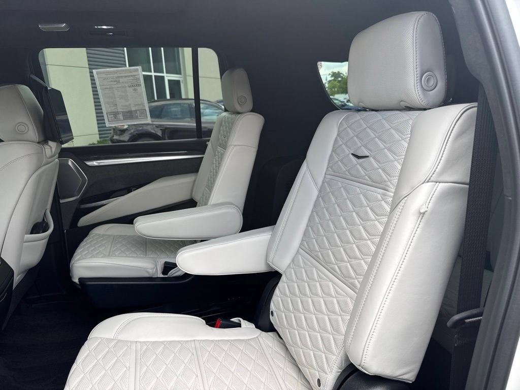 Used 2025 Cadillac Escalade ESV V AWD/4WD image 11