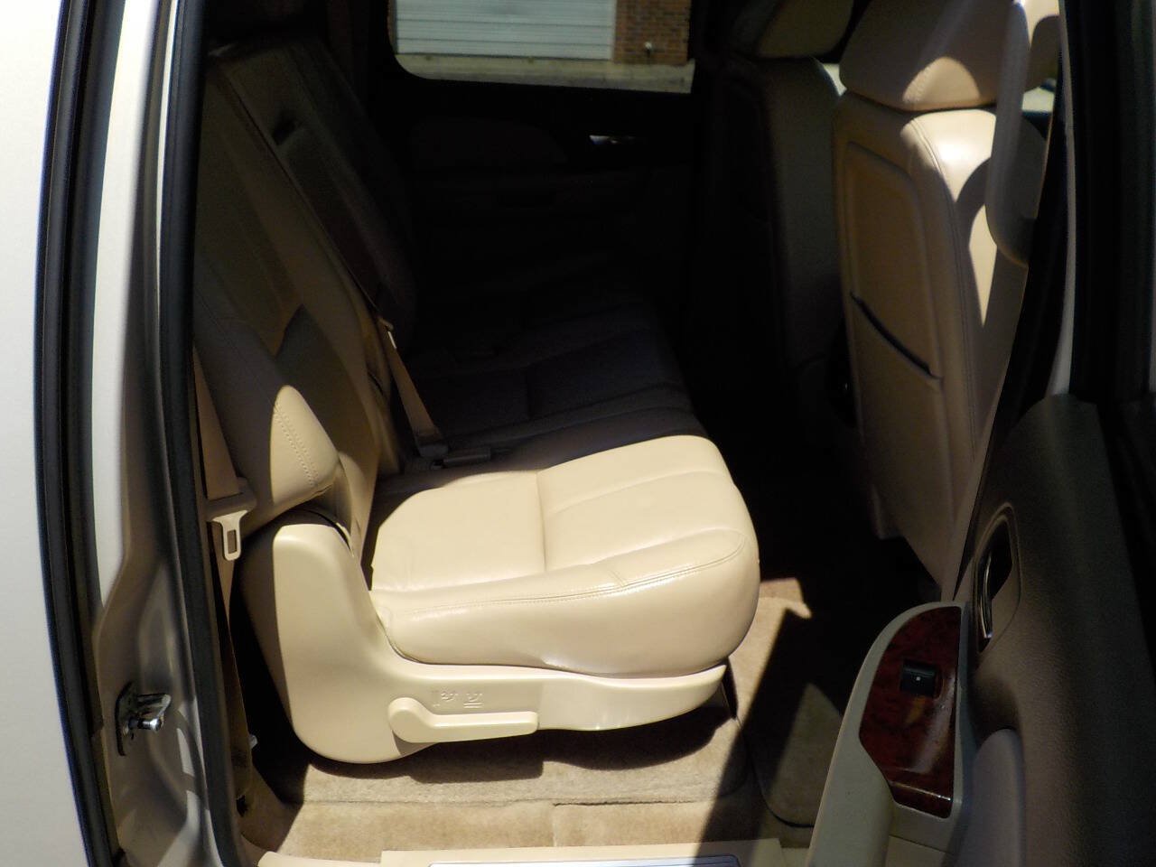 Used 2009 Chevrolet Suburban LT w/ Luxury Package RWD image 24