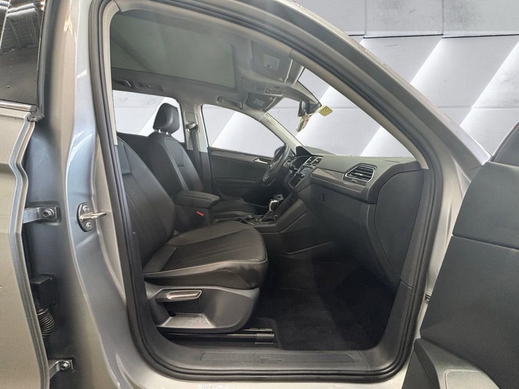 Used 2022 Volkswagen Tiguan SE w/ Panoramic Sunroof Package image 13