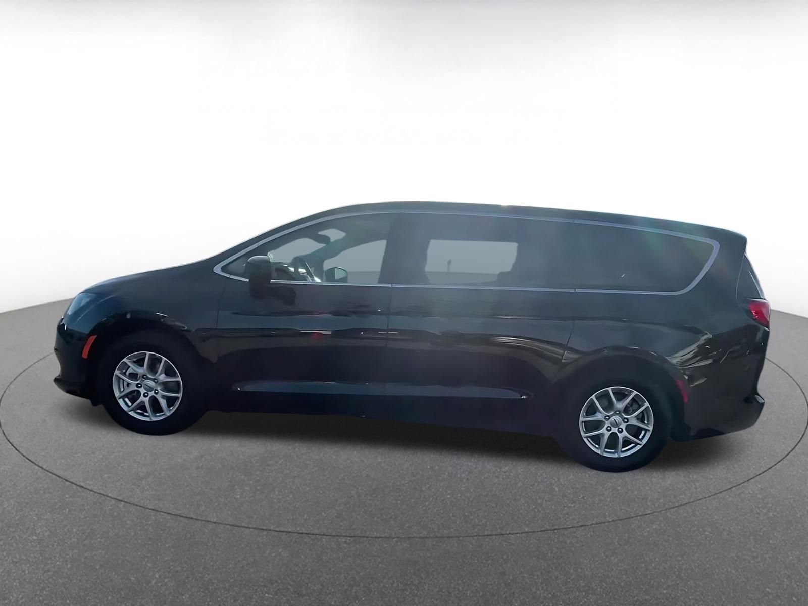 Used 2024 Chrysler Voyager LX FWD image 8