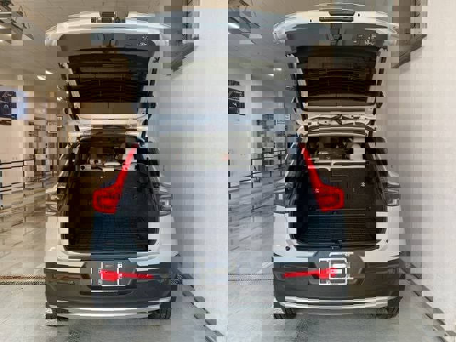 Used 2021 Volvo XC40 T5 Momentum image 7