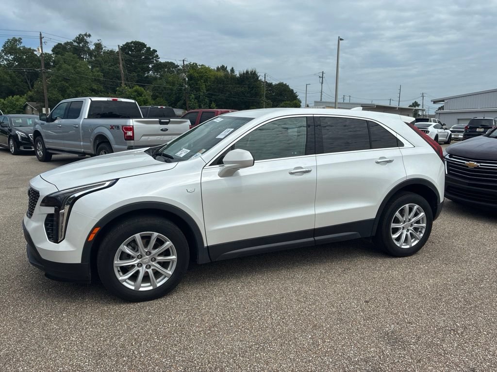 Used 2021 Cadillac XT4 Luxury w/ Cold Weather Package FWD image 2