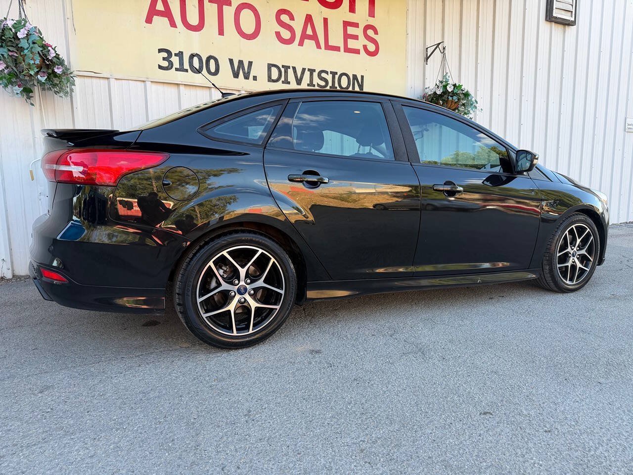 Used 2015 Ford Focus SE w/ SE Sport Package FWD image 3