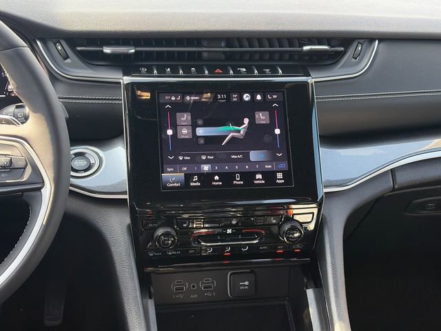 Used 2023 Jeep Grand Cherokee Altitude image 15