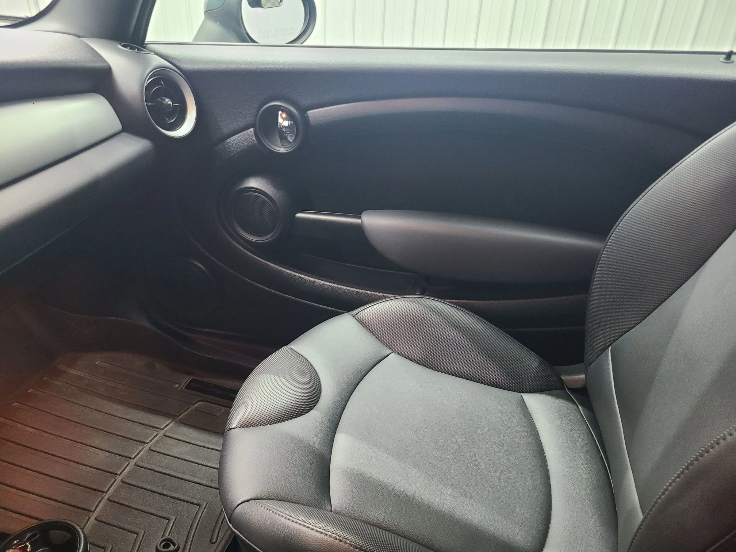 Used 2011 MINI Cooper Convertible image 23