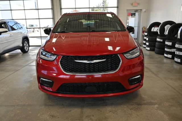 Used 2025 Chrysler Pacifica Select FWD image 2