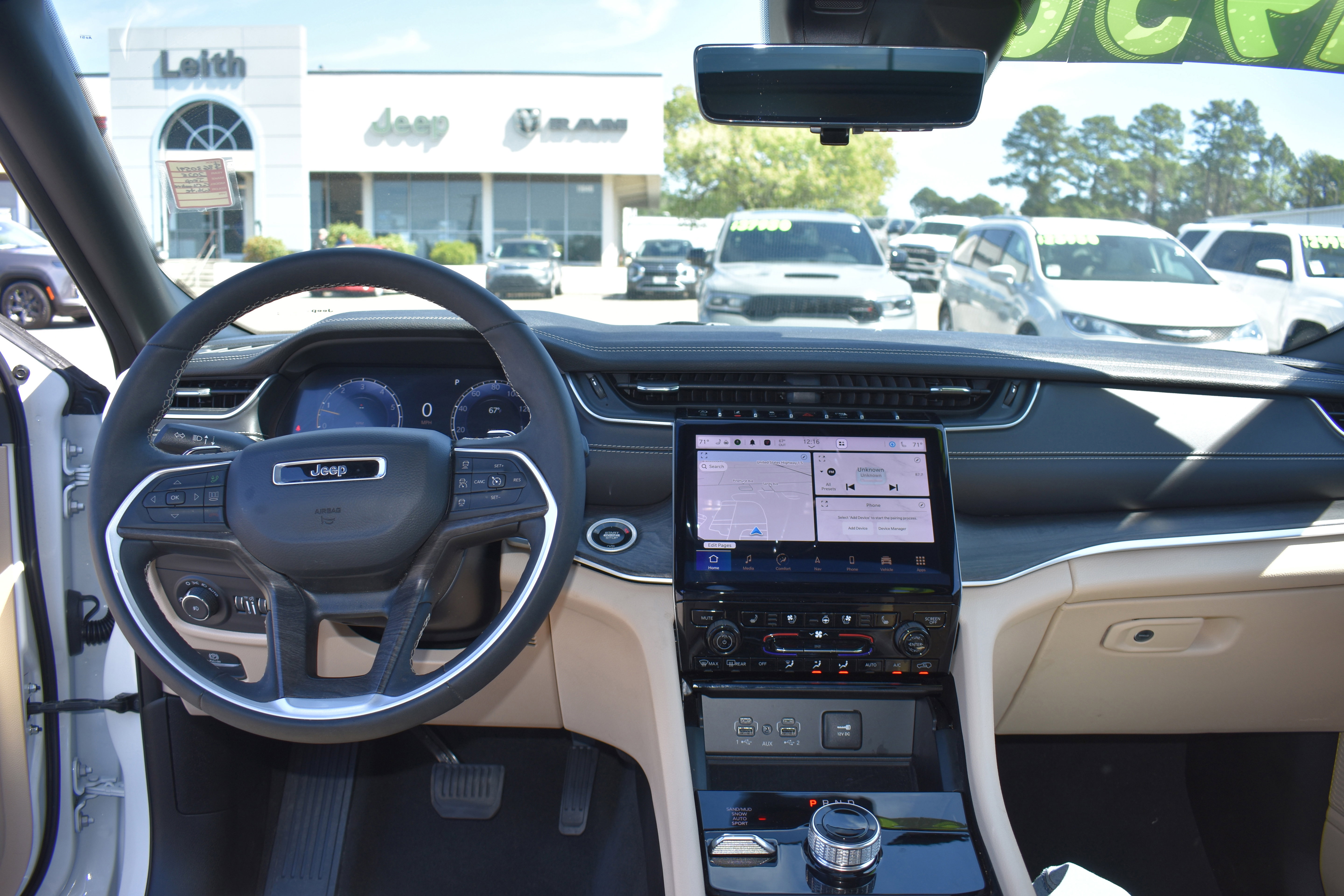 Used 2025 Jeep Grand Cherokee Limited w/ Luxury Tech Group II image 34