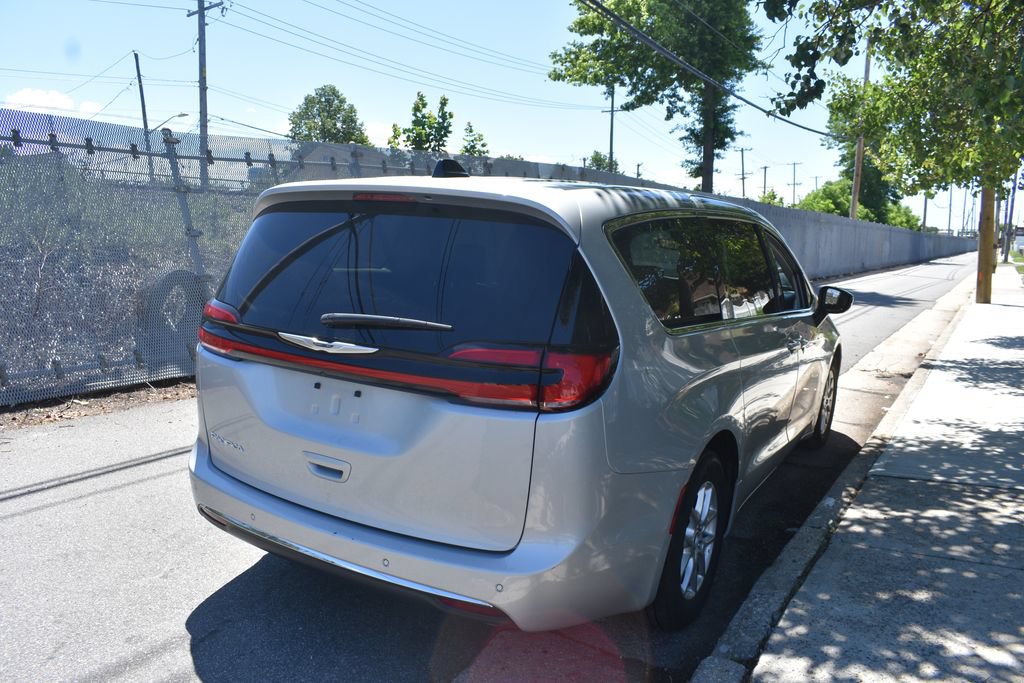 Used 2024 Chrysler Pacifica Touring-L FWD image 6