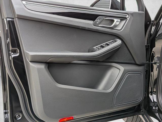 Certified 2023 Porsche Macan image 13