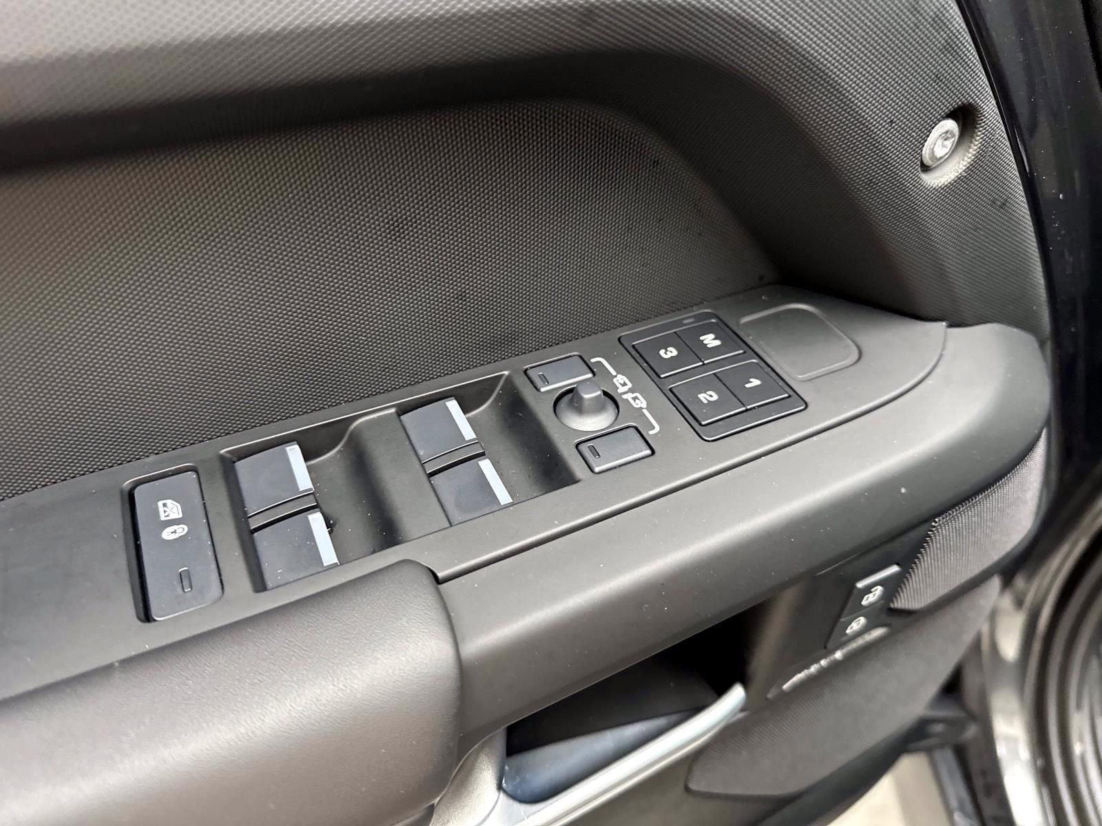 Used 2025 Land Rover Defender 110 S image 10